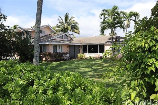 THIS SALE IS FOR THE LAND ONLY. DO NOT DISTURB THE TENANTS! - Beach Lot for sale in Kailua, Hawaii on Beachhouse.com