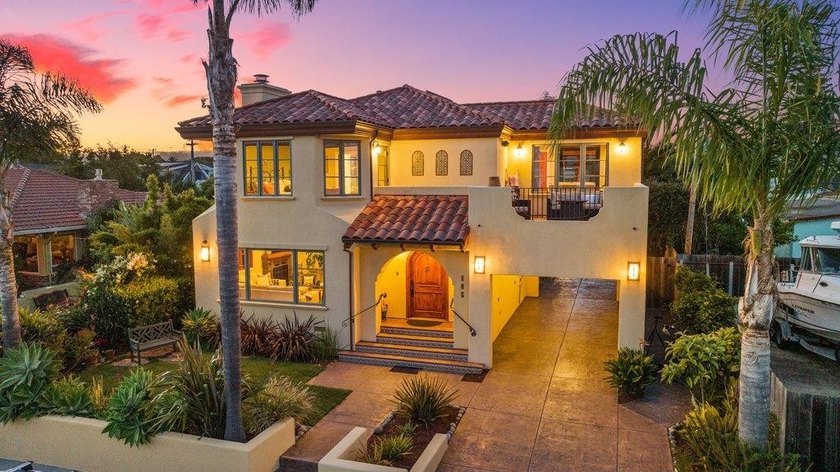 Some homes simply have an address; this one has a vantage point - Beach Home for sale in Santa Cruz, California on Beachhouse.com