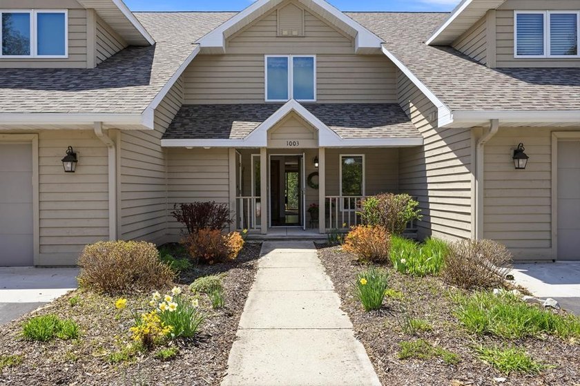 Beautifully maintained 2-bedroom condominium, each with ensuite - Beach Condo for sale in Fish Creek, Wisconsin on Beachhouse.com