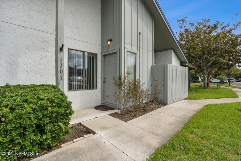 Lovely waterfront end Unit Flat located in the desirable area of - Beach Condo for sale in Jacksonville, Florida on Beachhouse.com