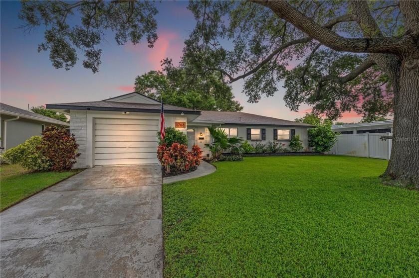 HIGH  DRY, no damage from recent storms. Welcome home to this - Beach Home for sale in Clearwater, Florida on Beachhouse.com