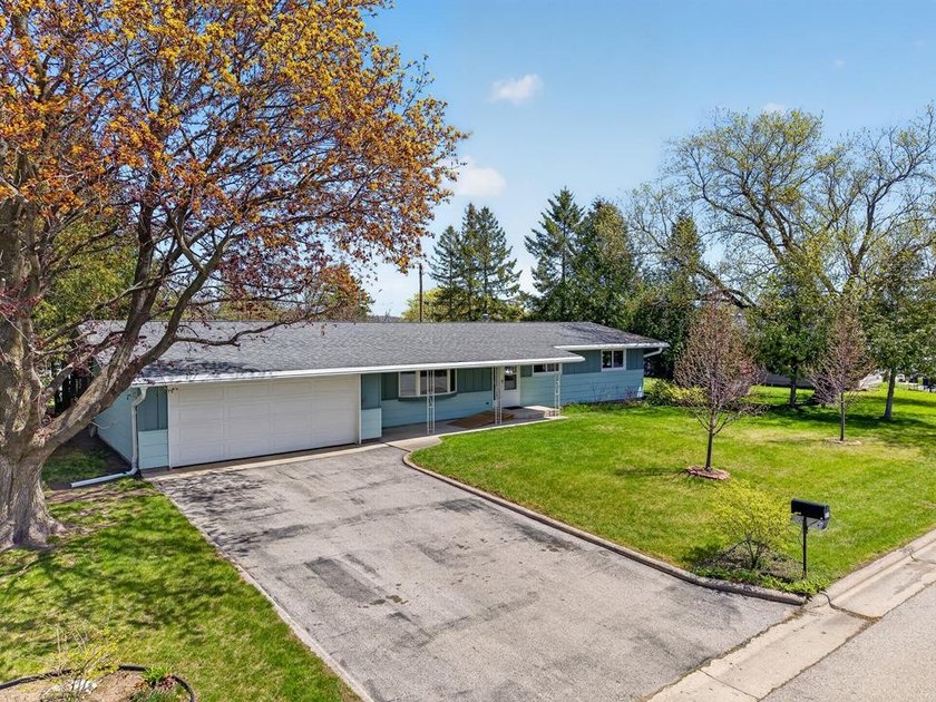A well maintained 3 bedroom, 1.5 bathroom home situated on a - Beach Home for sale in Sturgeon Bay, Wisconsin on Beachhouse.com