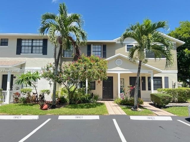 Beautiful Waterfront Townhouse in Southbridge West. Light and - Beach Townhome/Townhouse for sale in Pembroke Pines, Florida on Beachhouse.com
