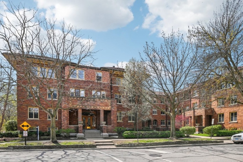 Beautiful and spacious 2 bed, 1 bath condo featuring hardwood - Beach Home for sale in Evanston, Illinois on Beachhouse.com