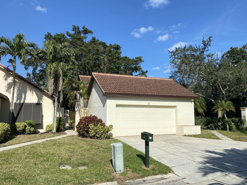 Beautiful house move in ready. Single level with great floor - Beach Home for sale in Palm Beach Gardens, Florida on Beachhouse.com