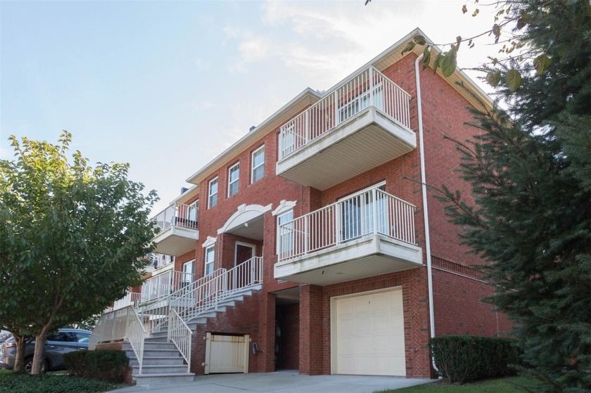 Brick, Top Floor, Spacious 2 Bedroom Condo. Approx. End Unit - Beach Condo for sale in College Point, New York on Beachhouse.com
