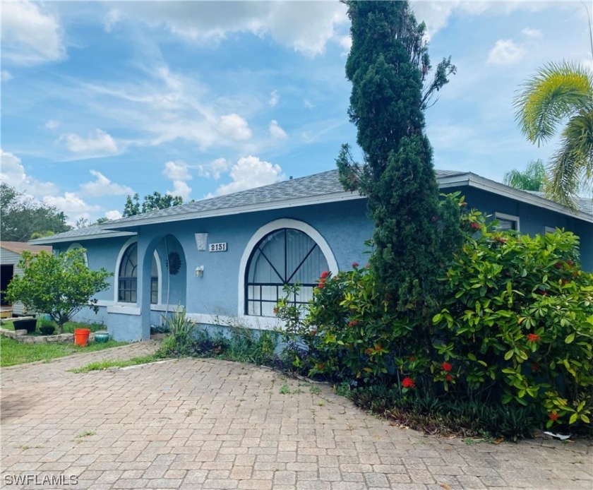 This Boater's dream home has 3 bedrooms,1 bath, living room - Beach Home for sale in Fort Myers, Florida on Beachhouse.com