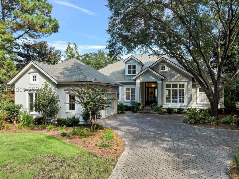 Perfect size, perfect setting on Osprey Lake in Belfair this - Beach Home for sale in Bluffton, South Carolina on Beachhouse.com