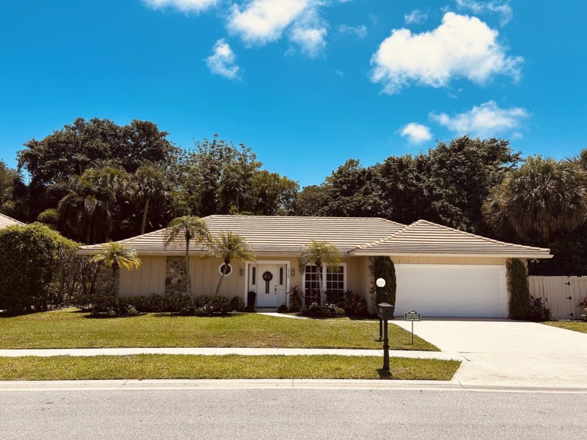 This beautifully updated 3 bed/2 bath home in nestled in the - Beach Home for sale in Palm Beach Gardens, Florida on Beachhouse.com