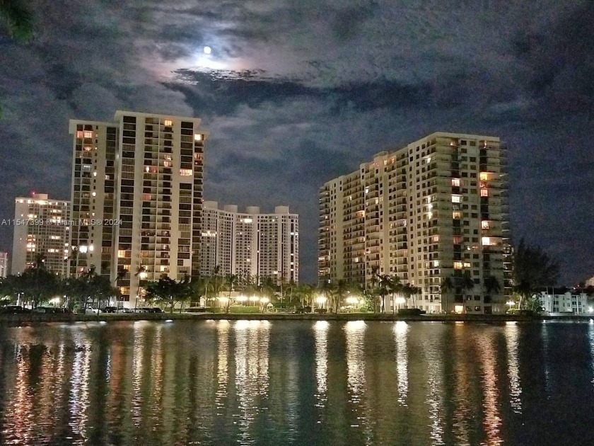 Remarkable hi flr views of ocean & intracoastal from split 2/2 - Beach Condo for sale in Aventura, Florida on Beachhouse.com