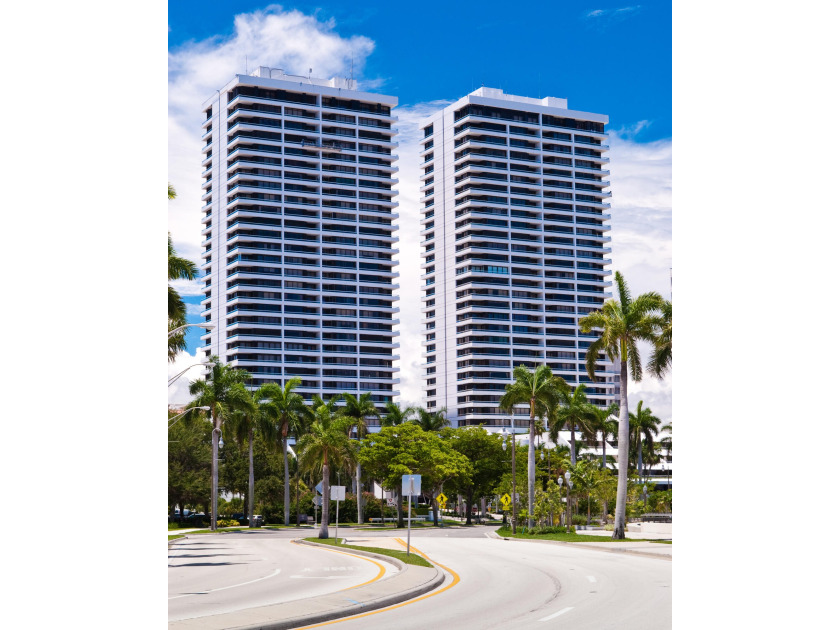 Sleek, modern and luxuriously fully renovated unit. Two bedroom - Beach Condo for sale in West Palm Beach, Florida on Beachhouse.com