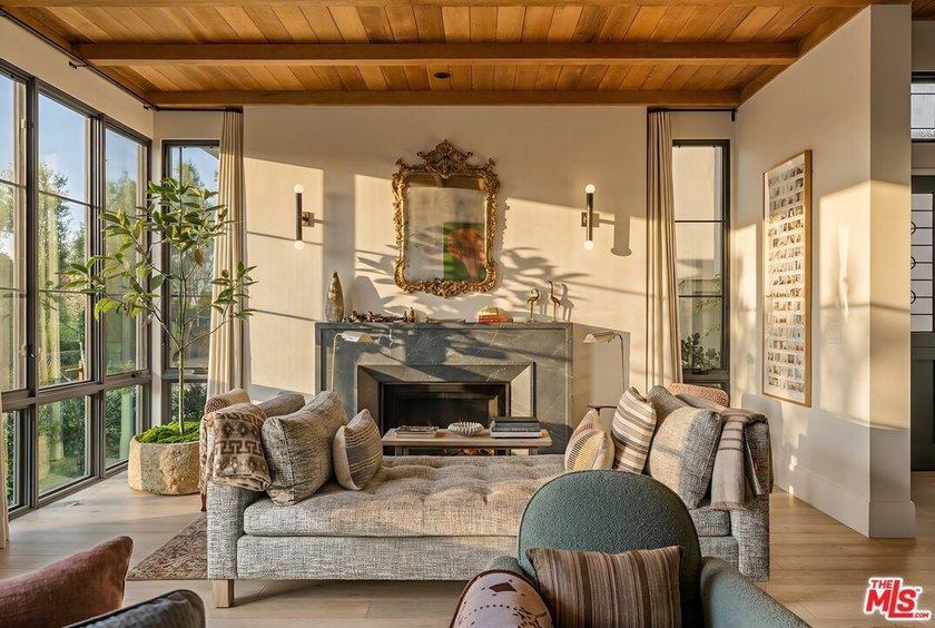 Set on the Marina del Rey canal just moments from the Beach - Beach Home for sale in Marina Del Rey, California on Beachhouse.com