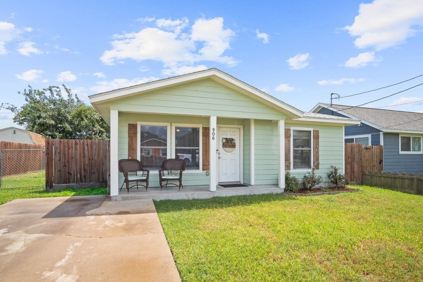 Welcome to 906 S Young Street, a delightful home in the heart of - Beach Home for sale in Rockport, Texas on Beachhouse.com