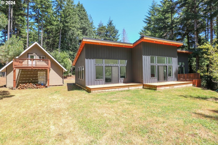 Highly desirable location! This Modern contemporary home was - Beach Home for sale in Bandon, Oregon on Beachhouse.com