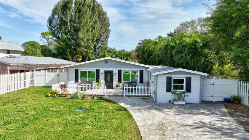 SELLER MOTIVATED...Don't miss out on this cozy, 3 bedroom Plus - Beach Home for sale in Palm City, Florida on Beachhouse.com