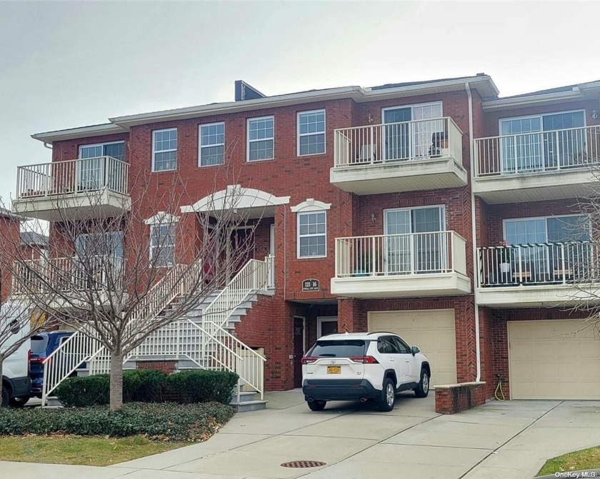 Beautiful spacious 1 bedroom condo in Powells Cove Estates - Beach Townhome/Townhouse for sale in College Point, New York on Beachhouse.com