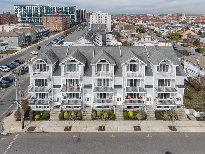 Coastal Living at it's best.  This upper townhouse condo is a - Beach Condo for sale in Long Beach, New York on Beachhouse.com