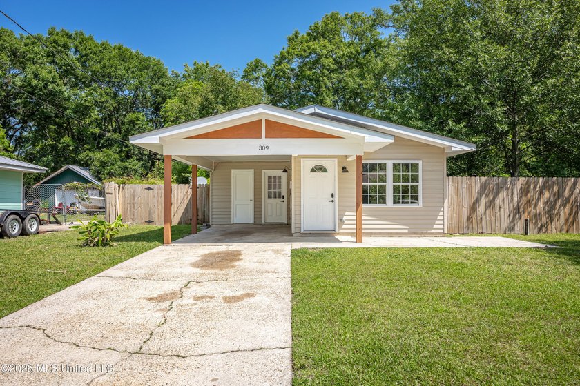Move-in ready and full of charm, this 3-bedroom, 1-bath home - Beach Home for sale in Ocean Springs, Mississippi on Beachhouse.com