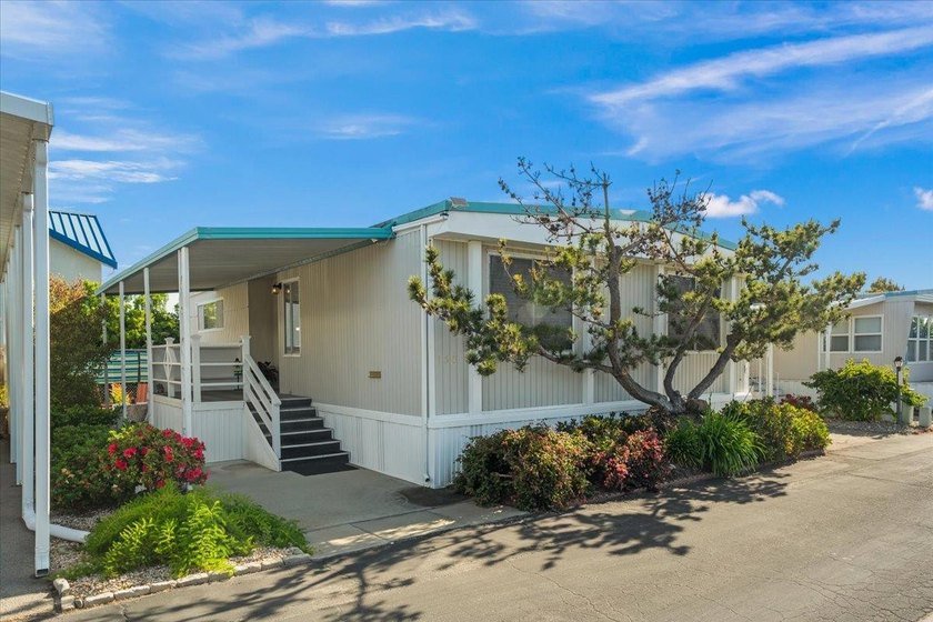 Come see this beautifully updated 2-bedroom, 2-full-bath retreat - Beach Home for sale in Santa Cruz, California on Beachhouse.com