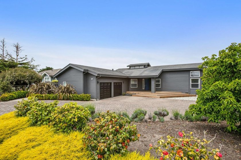 Bright, modern home just steps from the beach & coastal trails - Beach Home for sale in Half Moon Bay, California on Beachhouse.com