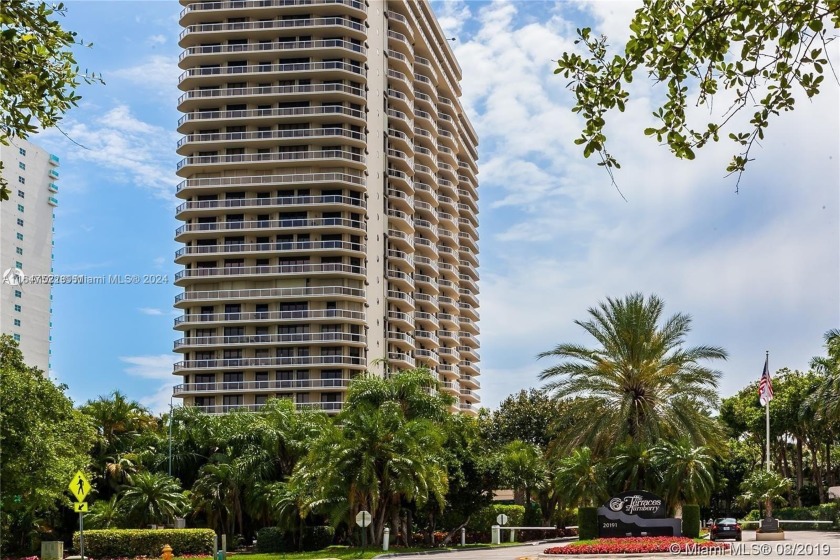 MILLION DOLLAR VIEWS OF THE OCEAN, INTRACOASTAL, AND GOLF COURSE - Beach Condo for sale in Aventura, Florida on Beachhouse.com