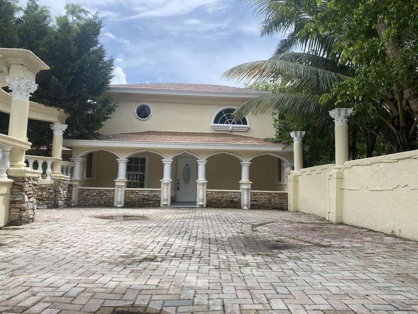 Back on market due to buyer's financing falling through - Beach Home for sale in West Palm Beach, Florida on Beachhouse.com