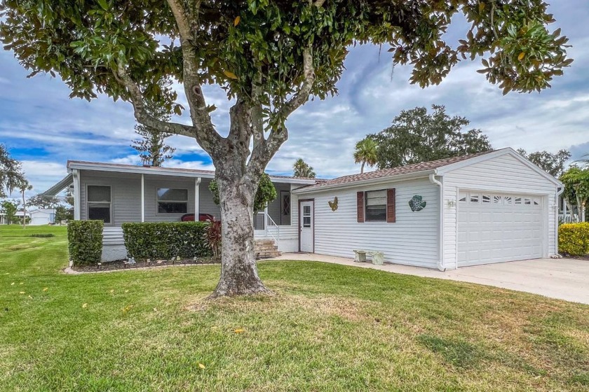 Beautiful home located on a large lot with amazing water views - Beach Home for sale in Ellenton, Florida on Beachhouse.com