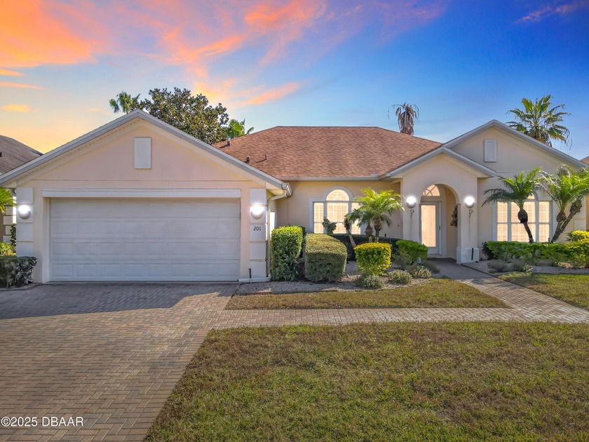 Listed BELOW APPRAISED VALUE, this 3-bedroom 2-bathroom home is - Beach Home for sale in Daytona Beach, Florida on Beachhouse.com