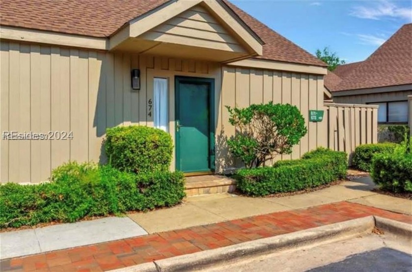 Come see this immaculate and nicely decorated  condo with new - Beach Home for sale in Hilton Head Island, South Carolina on Beachhouse.com