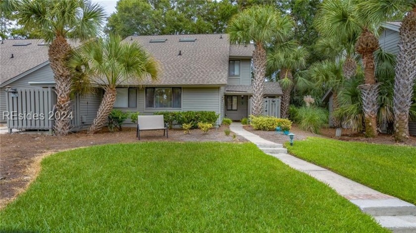 Magnolias, Palm trees and impeccable landscaping frame the - Beach Home for sale in Hilton Head Island, South Carolina on Beachhouse.com