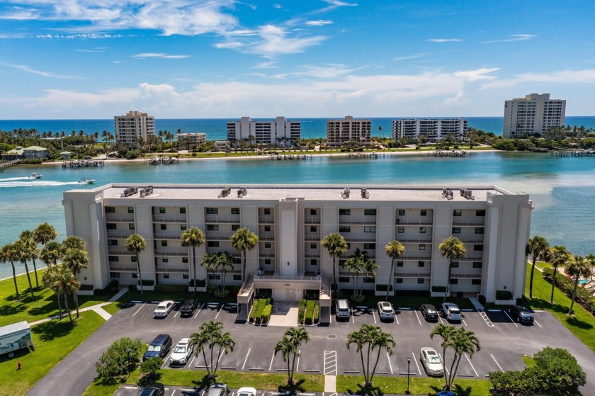 This remodeled unit offers breathtaking views of the turquoise - Beach Condo for sale in Jupiter, Florida on Beachhouse.com