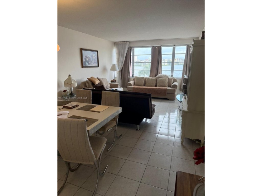 BEAUTIFUL 1/1 CONDO.  IN EXCELLENT CONDITION.  SPACIOUS AND LAKE - Beach Condo for sale in Miami, Florida on Beachhouse.com