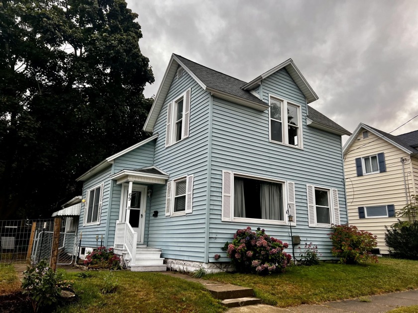 MOVE RIGHT IN! This spacious 4-5 bedroom home has a remodeled - Beach Home for sale in Manistee, Michigan on Beachhouse.com