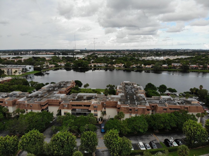 Welcome to this spacious 2-bedroom, 2-bathroom lakefront condo - Beach Condo for sale in Miami, Florida on Beachhouse.com