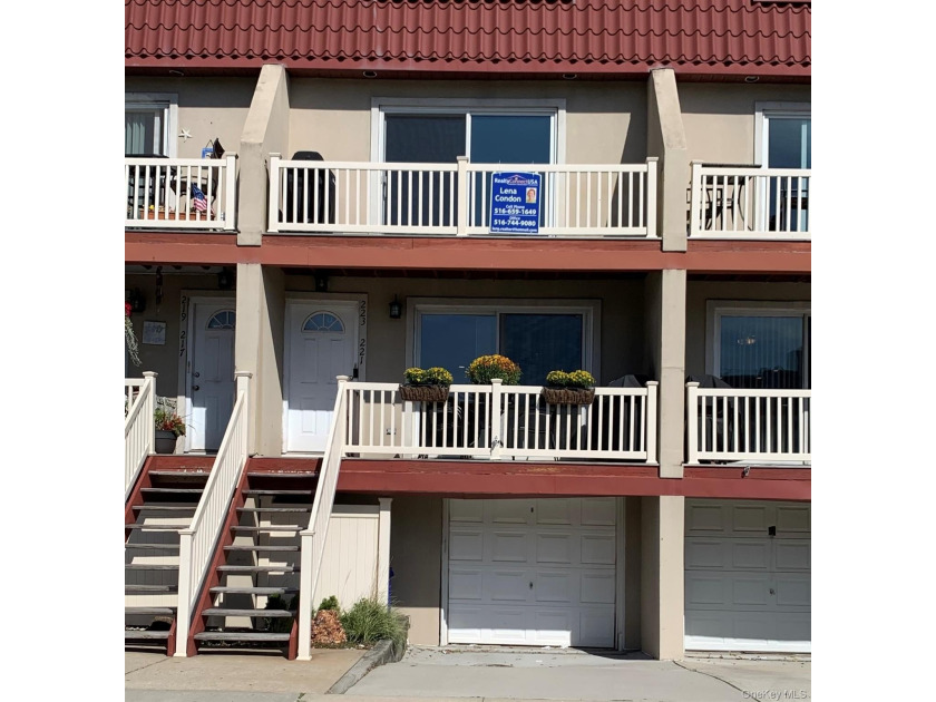 Beachside Lovely Duplex Townhouse. First level open floor plan - Beach Condo for sale in Long Beach, New York on Beachhouse.com