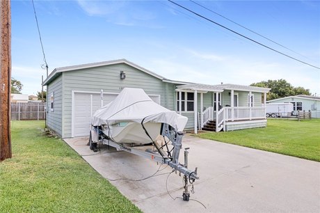 Ride your golf cart to dining, the beach, and downtown from this - Beach Home for sale in Rockport, Texas on Beachhouse.com