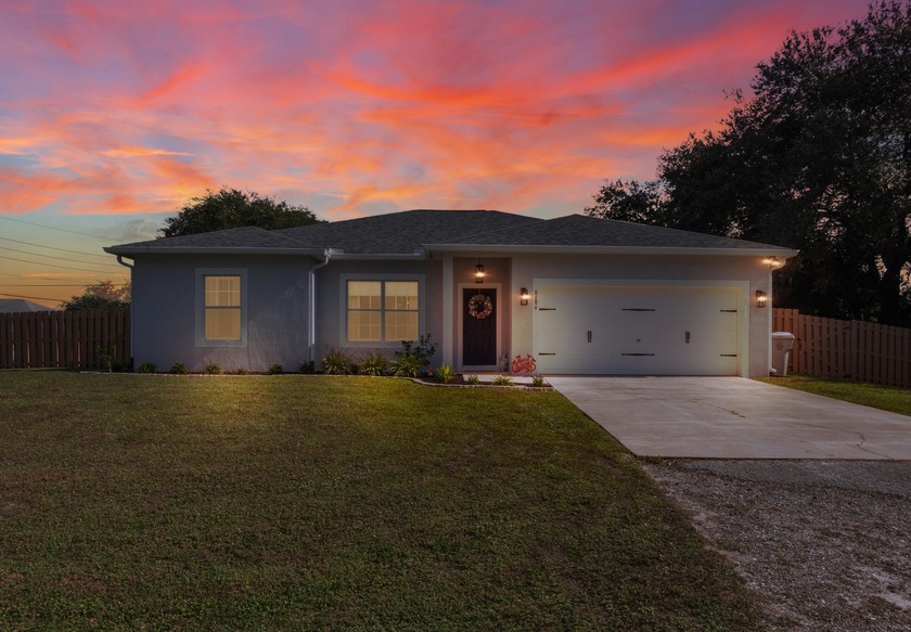 Beautifully maintained 4-bedroom, 2-bath home with a 2-car - Beach Home for sale in Vero Beach, Florida on Beachhouse.com