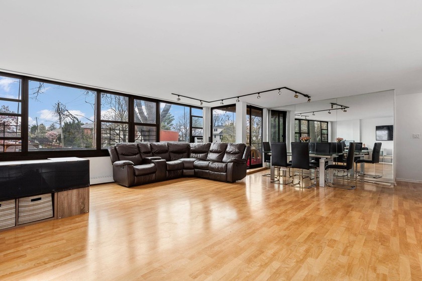 **NEW STAINLESS STEEL APPLIANCES IN THE KITCHEN,  BRAND NEW - Beach Home for sale in Whitestone, New York on Beachhouse.com