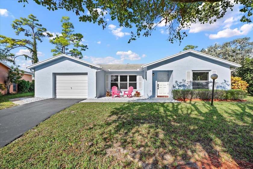 Welcome to Lucerne Lakes in the heart of Greenacres, FL! This - Beach Home for sale in Lake Worth, Florida on Beachhouse.com