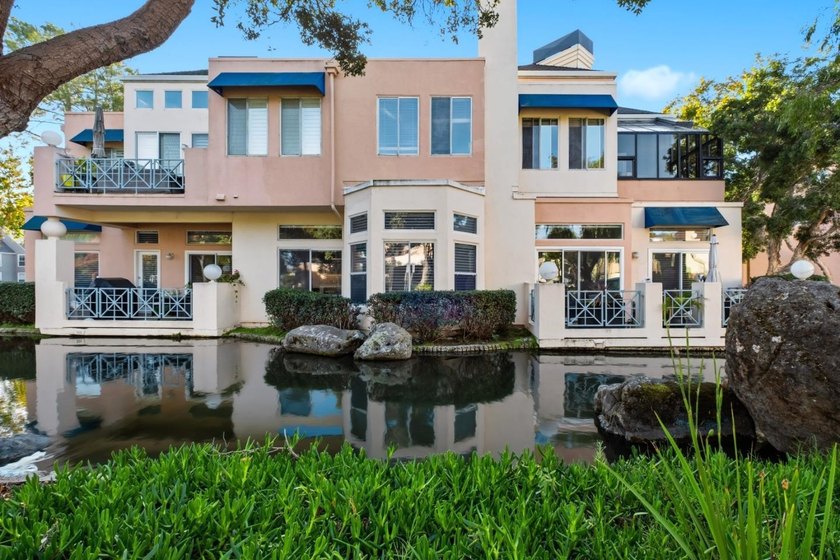 A rare opportunity to own a beautifully single-level residence - Beach Townhome/Townhouse for sale in Redwood City, California on Beachhouse.com