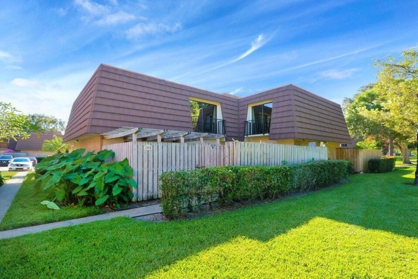 Welcome to GARDEN LAKES ! ,NEW APPLIANCES  .This Divosta built - Beach Townhome/Townhouse for sale in Palm Beach Gardens, Florida on Beachhouse.com