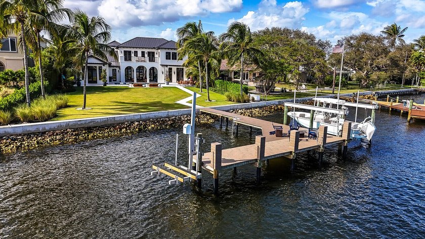Welcome to Casa Paradisio! Captivating water vistas and - Beach Home for sale in Palm Beach Gardens, Florida on Beachhouse.com