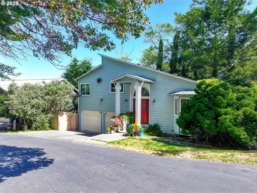 Tucked away at the end of a quiet road this 3 bedroom, 2 - Beach Home for sale in Gold Beach, Oregon on Beachhouse.com