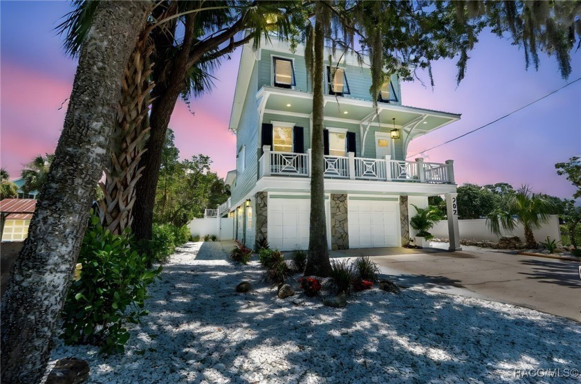 Welcome to your dream home in the heart of Crystal River! This - Beach Home for sale in Crystal River, Florida on Beachhouse.com
