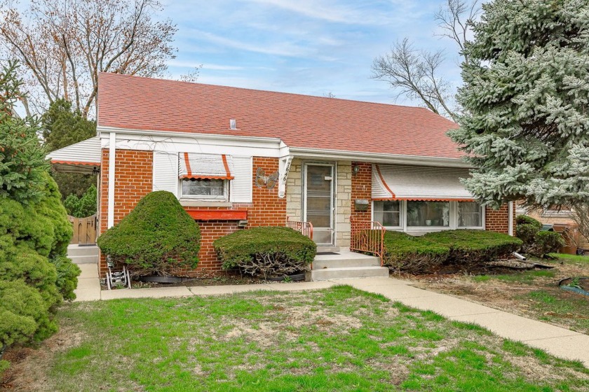 Welcome to this charming two bedroom one and a half bathroom - Beach Home for sale in Skokie, Illinois on Beachhouse.com