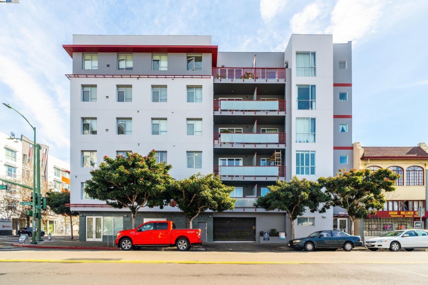 32K Price dropped! Transparent price!! Superbly bright and - Beach Condo for sale in Oakland, California on Beachhouse.com