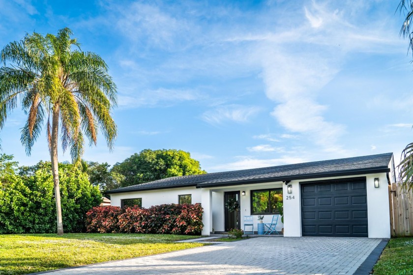 Live the Florida lifestyle in this cozy coastal gem conveniently - Beach Home for sale in Delray Beach, Florida on Beachhouse.com