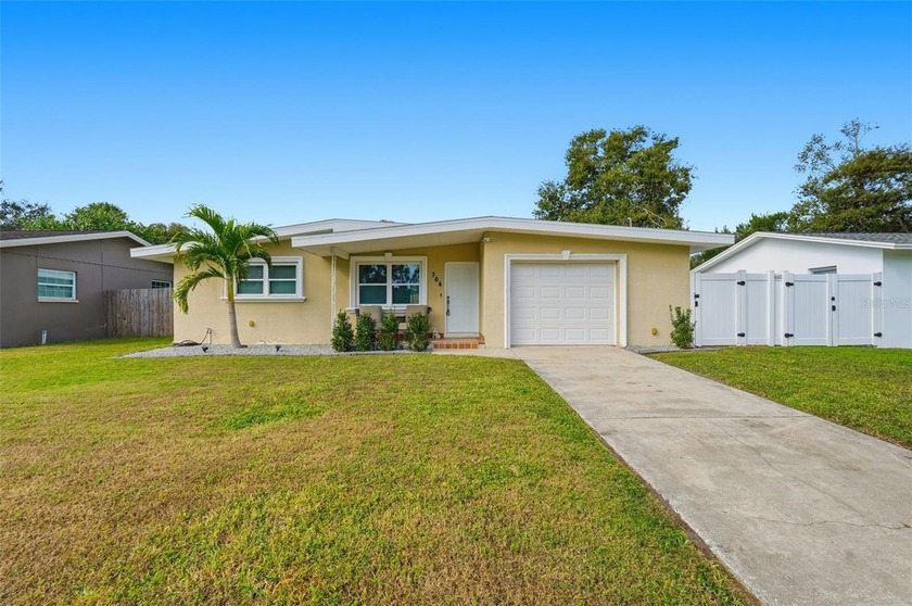 This super-cute home is perfectly situated on a quiet dead-end - Beach Home for sale in Largo, Florida on Beachhouse.com