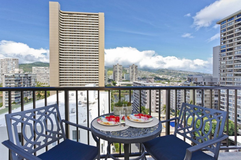 Corner Unit with Mountain View, Full Kitchen, AC, FREE Wi-Fi and - Beach Vacation Rentals in Honolulu, Hawaii on Beachhouse.com