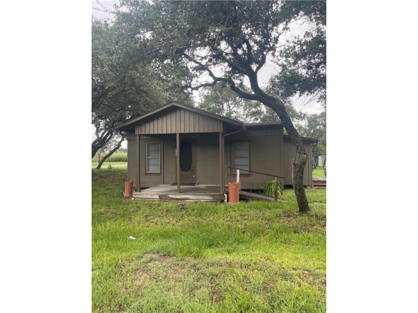 Cozy 2/1 coastal cottage or fisherman's weekend getaway.  Large - Beach Home for sale in Rockport, Texas on Beachhouse.com